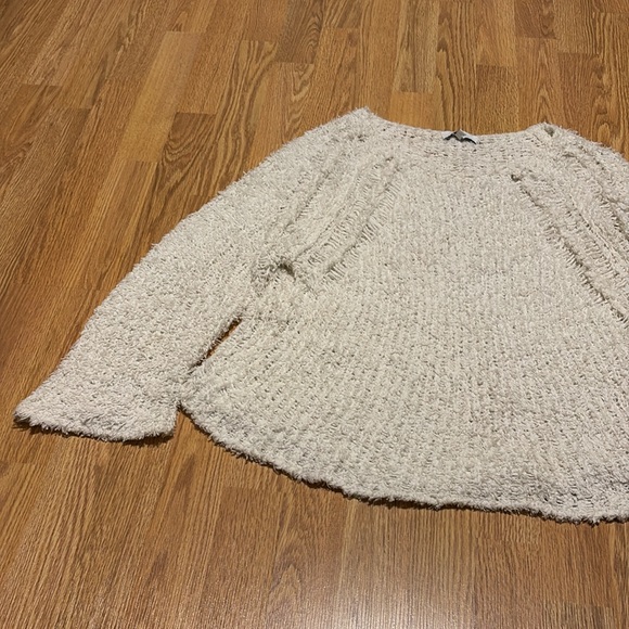 White Sweater in Size M - Picture 2 of 7